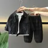 Conjunto de Roupas de Outono para Meninos 2026 Novo Estilo Roupinhas Fashion de Primavera e Outono para Bebês Jaqueta de Couro para Crianças Pequenas Peça Externa Conjunto de Três Peças