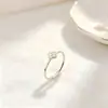 Anel de titânio e aço de luxo leve com trevo de quatro folhas e diamantes para mulheres, anel de falange floral da moda, moderno e que não desbota