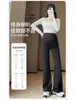 Calça de maternidade de cintura alta com leve boca de sino, apresentando tecido sharkskin para alta elasticidade, modelagem e efeitos de emagrecimento das pernas, com cintura ajustável e corte justo.