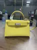 Mini bolso Kelly cosido a mano con hilo encerado de patrón de lagarto, forro de piel de vacuno de plena flor, detalles tachonados a mano de piel de oveja y herrajes de acero completo
