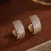 Brincos em Forma de C com Banda Larga Totalmente Cravejados com Zircônia para Mulheres, Brincos Meia Argola Pesados em Prata Micro-Cravejados, Brincos de Festa de Luxo Leve de Alta Qualidade