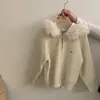Conjunto de Dos Piezas para Niña Otoño e Invierno 2025 Estilo Nuevo Sudadera de Punto Estilo Perezoso con Capucha y Cuello de Piel Desmontable y Pantalones de Forro Polar Rayados