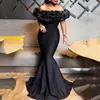 Nuevo Vestido Mini de Punto Elástico con Volantes Hombros Descubiertos Moda Europea y Americana Ajustado Delgado con Cola Pequeña 2025