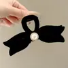 Pinza para el pelo de felpa con lunares de alta gama 2026, Pinza de tiburón moderna y exquisita para mujer, Versátil para el uso diario y el trabajo, Accesorio para el cabello