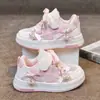 Tênis da Moda para Meninas 2026 Novo Modelo Primavera e Outono Sapatos Casuais Macios para Crianças Maiores e Estudantes Sapatos Brancos