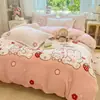 Nuevo juego de ropa de cama de cuatro piezas de terciopelo de leche estampado de grado A para bebé y maternidad 2026, diseñado para uso doméstico, con un estilo fresco y sencillo, que proporciona calidez y grosor extra, adecuado para dormitorios en invierno.