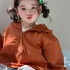 Jaqueta estilosa para meninas, jaqueta com capuz versão coreana nova de outono para crianças, blusa casual solta para meninas