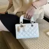2026 Nova Bolsa Quadrada Pequena Acolchoada com Diamantes Estilo Coreano Bolsa Transversal Versátil Feminina Bolsa de Mão/Ombro de Luxo Leve
