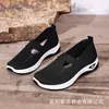 Novos Sapatos Femininos de Malha Fly de Outono, Sapatos Confortáveis para Mães com Solado Macio, Sapatos Femininos de Tecido Slip-On, Sapatos Femininos de Tamanho Grande Transfronteiriços da Temu
