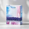 En stock bolsa de regalo de cartulina blanca engrosada bolsa de papel pintada a mano con pintura al óleo flor de Gesang lavanda bolsa de embalaje para tienda de flores de celebridad de internet