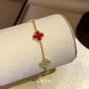 Tesouro Vermelho Quatro Folhas! Pulseira de Flor de Quatro Pétalas em Acetato com Zircônia Super Brilhante Luxo Leve Nicho Joia de Mão Simples e Fashion para Mulheres