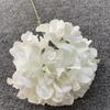 [Material de flor blanca] Arreglo floral de hortensia, rosa, flor de pasto escarchado con decoración de material de hoja de niebla de techo de pasto, flor de simulación para boda