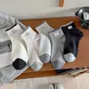 26 Meias Novas de Primavera/Verão Cor Sólida Logo de Cachorro Desenho Animado Estilo Coreano Curtas para Mulheres Simples Cinza e Branco Invisíveis Sem Costura