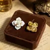Pendientes de botón de flor tridimensionales suaves estilo francés, pendientes de camelia vintage con sentido de diseño, lujo ligero y encanto de nicho