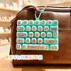 Estación de Alivio del Estado de Ánimo Teclado de 26 Teclas Alivio del Estrés Teclado Mecánico Llavero Juguete Colgante para Bolsa Regalo