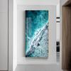 Sala de estar moderna minimalista con vista al mar Mural vertical Pintura decorativa nórdica para pasillo Estilo crema Pasillo Colgante