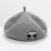 Boina de Lana para Mujer de Otoño e Invierno Bordado de Dibujos Animados Dulce y Linda Gorra de Pintor Gorro de Calabaza Literario Venta al por Mayor