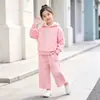 Roupas de Outono/Inverno para Meninas 2026 Novo Estilo Conjunto Estiloso com Pelúcia Macia Sudadora com Capuz Casual de Inverno para Bebês Roupas Infantis Tendência