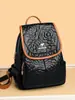 Mochila Feminina de Luxo 2025 Nova de Grande Capacidade Fashionável Couro Macio Mochila para Estudante Universitário Bolsa Escolar Pequena Simples Tendência