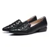 Zapatos de mujer blancos bordados huecos de cuero suave con grulla de almohada, nuevos zapatos de tacón bajo para madre de verano y otoño 2026, transpirables para el trabajo