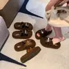 Sandálias slip-on da moda com fecho de fivela, estilo casual, modelo feminino, nova coleção outono/inverno 2026, design único, sola grossa, pantufas fofas
