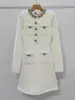 Vestido Chanel Redondo Sp2025 Outono/Inverno Novo com Botões Pesados de Strass, Quatro Bolsos, Corte Justo, Manga Longa, Curto de Comprimento Médio