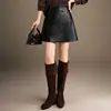 Falda Pantalón de Cuero PU de Color Sólido a la Moda para Mujer, Nuevo Estilo Otoño/Invierno 2026, Cintura Alta, Cubre Cadera, Abertura Lateral, Adelgazante, Pantalones Cortos de Moda para Mujer