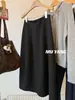 Surpresa Saia de Lã Super Descolada! Saia de Comprimento Médio com Efeito Emagrecedor e Detalhe de Botão em Seda de Amora e Cashmere