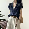 Camisa feminina plus size com decote V, estilo duas peças falsas, manga curta, novo estilo verão 2026, caimento solto, afina a silhueta, valoriza o corpo e é estilosa