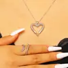Collar y anillo únicos de estilo europeo y americano con forma de ciempiés y corazón, colgante de corazón hueco de nicho, anillo abierto para el dedo índice con ciempiés entrelazado.