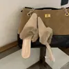 Zapatillas mule elegantes de tacón de aguja y punta cerrada para mujer, nuevo modelo 2026, zapatos peludos cuadrados pequeños de gamuza con estilo