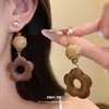 Brincos Pendentes Redondos de Madeira com Ráfia Agulha de Prata com Design Único, Estilo Étnico, Brincos de Temperamento Vintage para Mulheres