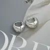 2024 nuevo diseño simple metal brillante aretes con forma de C para mujer estilo frío textura temperamento personalizado aretes hebilla de oreja