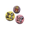 Insígnia de lata com corrente de contas bordada, tecido de desenho animado personalizado, broche bidimensional lavável, mercadoria