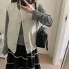Foto real de la nueva moda coreana de alta gama para mujer de Dongdaemun, otoño 2026: chal simple, holgado, de color liso