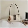 Bolso pequeño cuadrado de color sólido retro de alto valor para mujer, nuevo estilo de otoño 2026, bolso de mano de hombro moderno y elegante