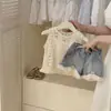 Conjunto de Verão Feminino 2025 Nova Chegada Estilo Coreano Conjunto de Três Peças com Colete Vazado, Top de Alcinha e Jeans