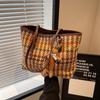 Bolsa Tote Grande Capacidade Feminina, Casual Versátil Outono e Inverno 2026 Nova Moda Bolsa de Ombro Texturizada para Aula e Trabalho