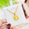 Tienda de Joyería de Aleación de Cobre Mismo Estilo Brillante CNC Escama de Dragón Bolsa de la Suerte Pequeña Collar para Mujeres, Lujo Ligero Gama Alta Imitación Oro Collar Accesorio