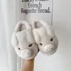 Lindas pantuflas de algodón con diseño de cerdo de dibujos animados para mujer, nuevo estilo otoño/invierno 2026, de suela gruesa, antideslizantes, cálidas y peludas, para interior/exterior