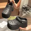 Novos Sapatos Furados de Solado Grosso para Mulheres 2026, Sandálias Plataforma de Praia Antiderrapantes, Sandálias EVA Fechadas na Ponta, Chinelos de Verão para Uso Externo Feminino