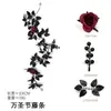 Enredadera de Rosas Rojas con Hojas Negras Artificiales Transfronteriza Decoración Colgante para Puerta y Ventana de Casa de Halloween Fabricante de Enredaderas Venta al por Mayor