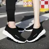 Nuevos calcetines, zapatos para mujer, primavera y verano, zapatos para caminar huecos, zapatos casuales de malla, zapatos de moda para perezosos, zapatillas huecas