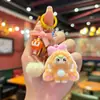 Nova Boneca de Sobremesa Coração Aveludada Boneca Fofa com Chaveiro de Contas Três Anos Pingente de Sacola de Presente Pequena Venda por Atacado