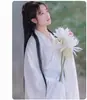 Hanfu (ropa tradicional Han) accesorios de fotografía de estilo: paraguas, linterna, abanico, flauta, cometa, cesta de flores, libro, vasija de vino, pergamino, fotografía de retrato con vestimenta antigua.