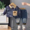 Conjunto moderno y genial de dos piezas para niños: una sudadera con cuello y pantalones de mezclilla, con textura tie-dye, colores contrastantes y bolsillos de parche, perfectos para el uso diario y salidas