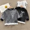 Nueva camiseta de manga larga de otoño e invierno para niñas, con un dulce diseño de princesa con encaje y lunares, un suave top de forro polar para niñas pequeñas