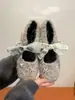 Zapatos Mary Jane bajos de nuevo estilo inspirados en Chanel con pedrería y diseño floral, zapatos peludos de punta cuadrada francesa para otoño/invierno 2026