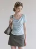 Top de camiseta de verano para mujer, color azul, estilo 'hot girl' de deseo puro, sin hombros, manga corta, nuevo diseño plisado irregular, corte ajustado
