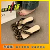 Chanclas con estampado de leopardo para mujer, calzado de verano para exteriores, nuevo estilo 2026, sandalias de dedo versátiles de suela blanda, chanclas planas de playa